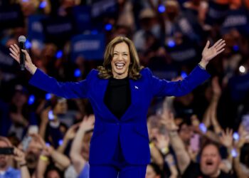 Kamala Harris en  un mitin de campaña en el Fiserv Arena de Milwaukee, Wisconsin. Foto:  EFE/EPA/ JUSTIN LANE.