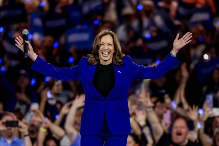 Kamala Harris en  un mitin de campaña en el Fiserv Arena de Milwaukee, Wisconsin. Foto:  EFE/EPA/ JUSTIN LANE.