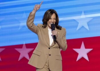 Kamala Harris sube al escenario durante la noche inaugural de la Convención Nacional Demócrata en Chicago, Illinois. Foto: EFE/EPA/MICHAEL REYNOLDS.