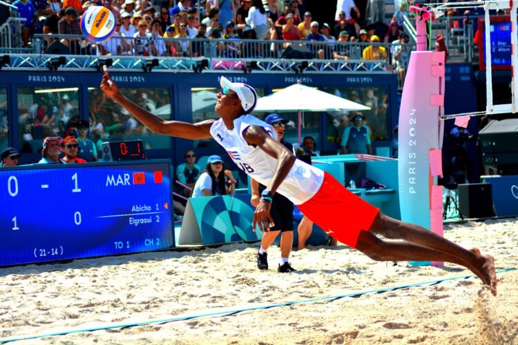 El cubano Noslen Díaz durante el torneo de voleibol de playa en los Juegos Olímpicos de París. Foto: Ricardo López Hevia / Archivo.