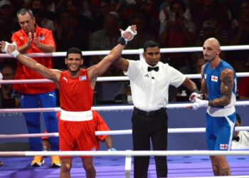 El boxeador Erislandy Álvarez (izquierda) ha sido una de las pocas notas positivas de la delegación cubana en París. Foto: Ricardo López Hevia.