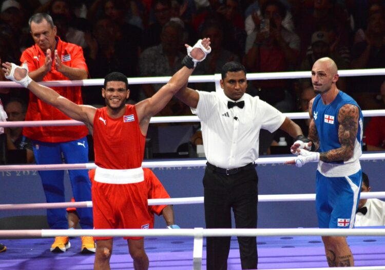 El boxeador Erislandy Álvarez (izquierda) ha sido una de las pocas notas positivas de la delegación cubana en París. Foto: Ricardo López Hevia.