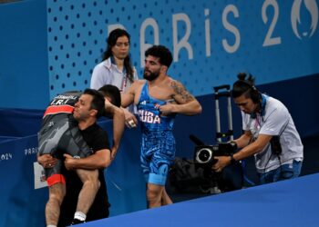 Luis Orta (al centro) fue superado en toda la regla por el iraní Saeid Esmaeili (izquierda) en los cuartos de final de los Juegos Olímpicos de París. Foto: Ricardo López Hevia.