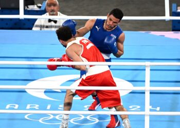 Erislandy Álvarez (de azul) no creyó en las miles de personas que tenía en contra en Roland Garros y logró la segunda corona olímpica de Cuba en París 2024. Foto: Ricardo López Hevia.