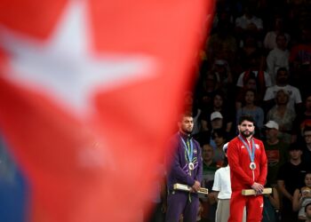 Luis Orta (derecha) en el podio de premiaciones con su medalla de bronce en los Juegos Olímpicos de París 2024. Foto: Ricardo López Hevia.