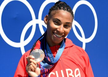 Yarisleidis Cirilo con su medalla de bronce en la especialidad de C-1 a 200 metros en los Juegos Olímpicos de París. Foto: Ricardo López Hevia.