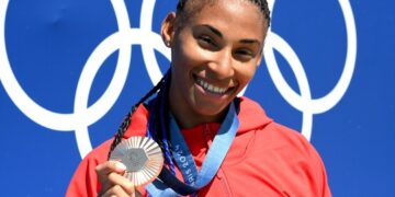 Yarisleidis Cirilo, la canoísta más laureada de Cuba, con su medalla de bronce en la especialidad de C-1 a 200 metros en los Juegos Olímpicos de París 2024. Foto: Ricardo López Hevia / Archivo.