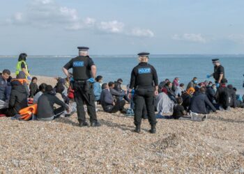 Inmigrantes ilegales detenidos en una playa británica Foto: STUART BROCK/EFE/El Confidencial.