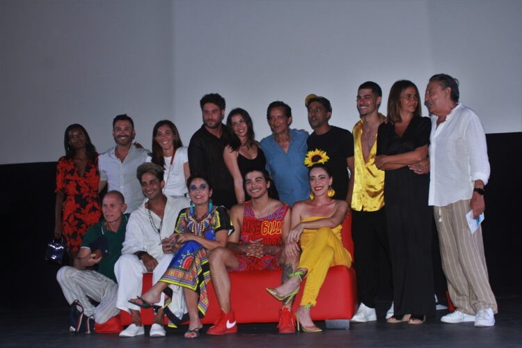 Invitados internacionales y parte del elenco que interpretó la obra "Farandula". Foto: Frangel Nuñez de la Torre.