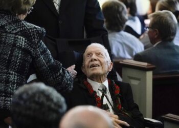 Carter saludando a personas en el funeral de su esposa Lady Rosalynn Carter, en Georgia, 2023. Foto: Alex Brandon/EFE.