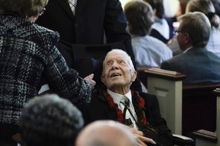 Carter saludando a personas en el funeral de su esposa Lady Rosalynn Carter, en Georgia, 2023. Foto: Alex Brandon/EFE.