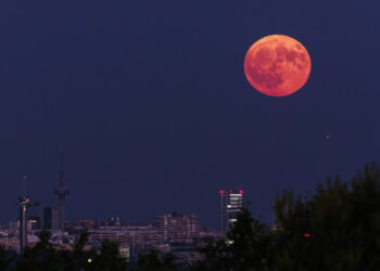 Vista de la superluna del Esturión, o Luna llena de agosto, vista desde la zona de Pozuelo de Alarcón sobre los edificios de Madrid. Foto: Rodrigo Jiménez/EFE.