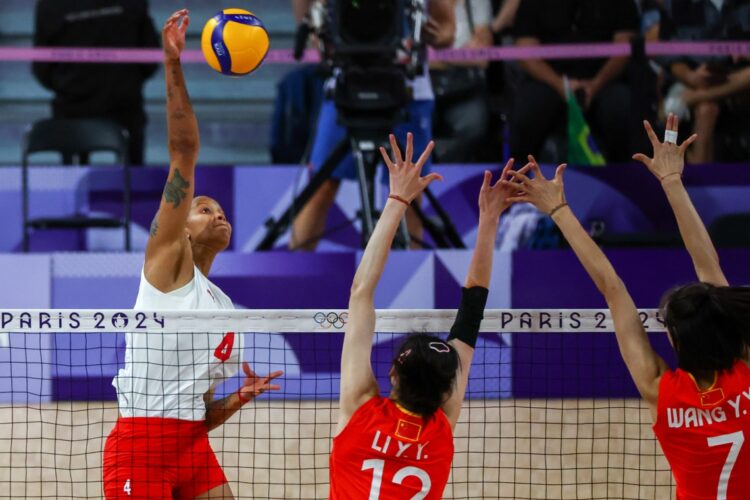 Melissa Vargas (izquierda) en acción durante los cuartos de final del voleibol en los Juegos Olímpicos de París. Foto: Divyakant Solanki/EFE.