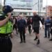 Miembros de los grupos de choque de la ultraderecha en la ciudad de Manchester se enfrentan a la policía. Foto: EFE/EPA/STR