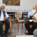 Fotografía cedida por la Presidencia de Cuba del presidente cubano, Miguel Díaz-Canel (d), reunido con el escritor nigeriano Wole Soyinka, nobel de Literatura en 1986 este jueves, en La Habana (Cuba). El presidente cubano apareció en el acto por primera vez portando un cabestrillo en el brazo derecho, sin que por el momento se haya informado al respecto. EFE/ Alejandro Azcuy/ Presidencia de Cuba/