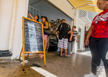 Ofertas de alimentos en moneda nacional en una mipyme de La Habana. Foto: Otmaro Rodríguez.