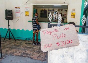 Venta de pollo y otros productos alimenticios en un negocio privado de La Habana. Foto: Otmaro Rodríguez.