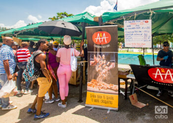 Venta de distintos productos por negocios privados en La Habana. Foto: Otmaro Rodríguez.