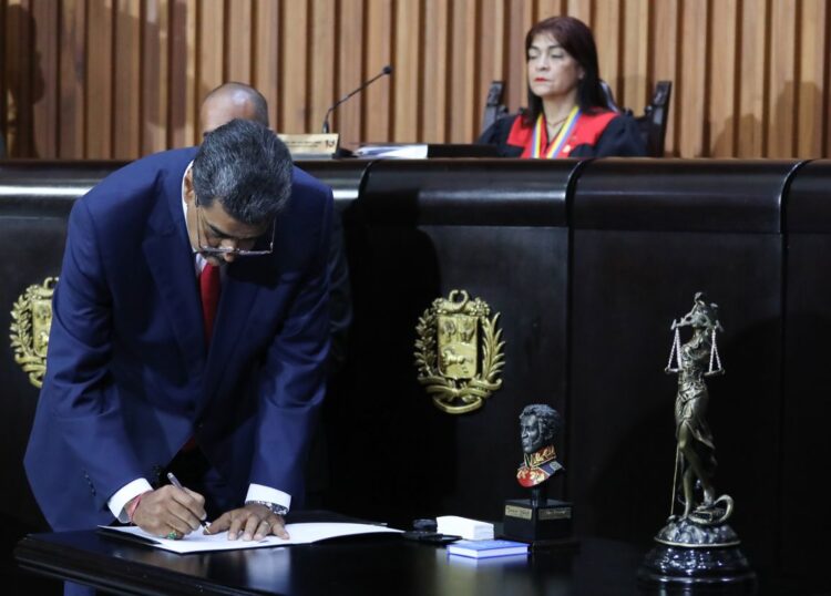 El presidente de Venezuela, Nicolás Maduro, durante un acto en el Tribunal Supremo de Justicia (TSJ) este viernes. Foto:  EFE/ Ronald Peña R.