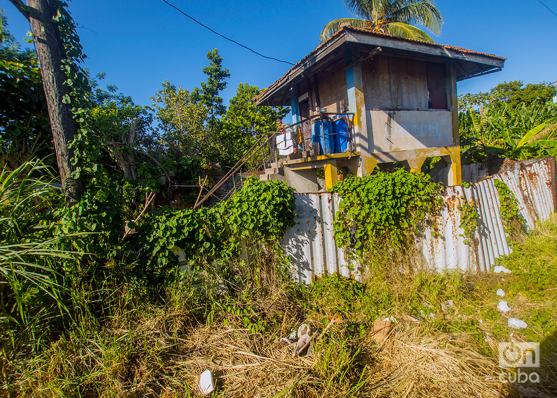 Vivienda cerca de la línea del tren Habana-Guanabo. Foto: Otmaro Rodríguez.