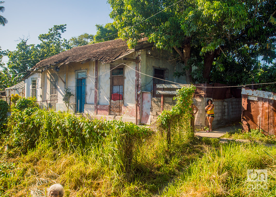 Casa antigua cerca de la línea del tren Habana-Guanabo. Foto: Otmaro Rodríguez.
