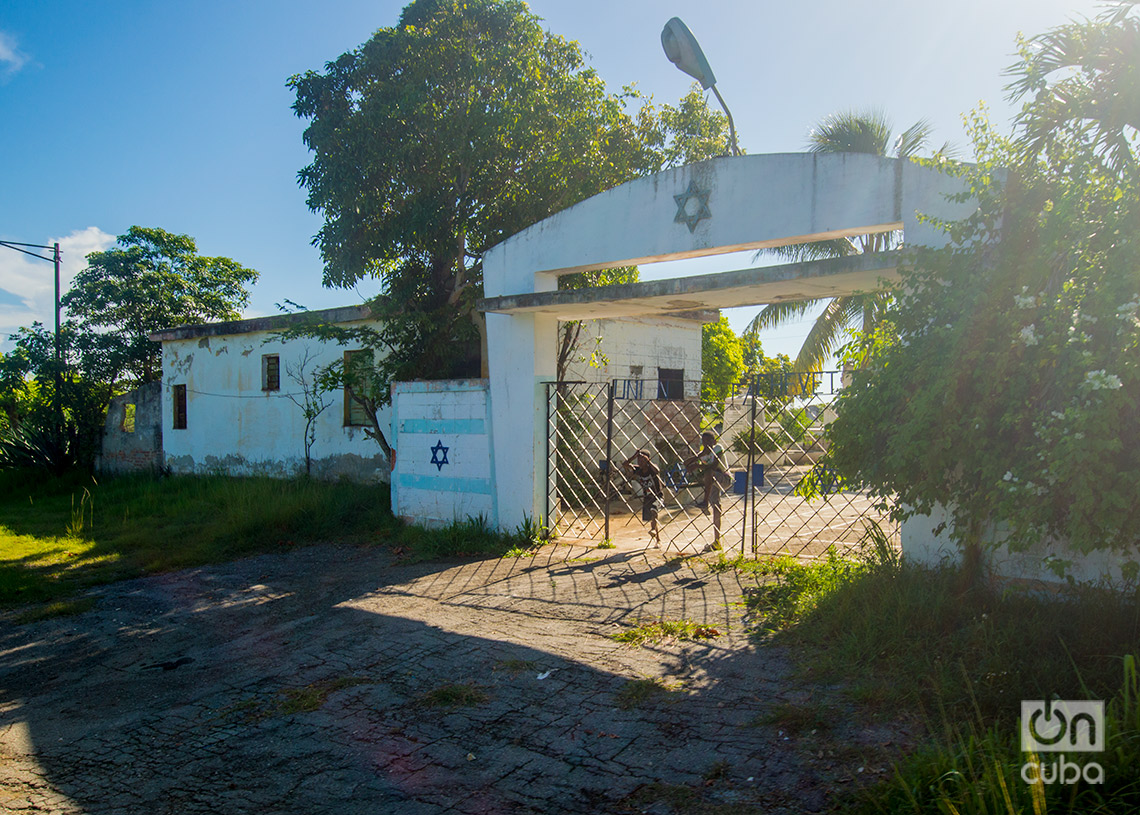 Cementerio de Judíos en Regla, visto desde el tren de Guanabo. Foto: Otmaro Rodríguez.