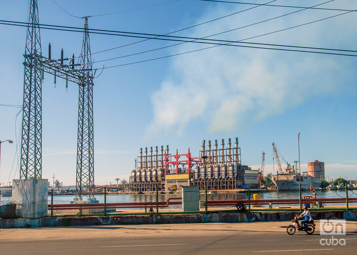 Planta eléctrica flotante en la bahía de La Habana, vista desde el tren de Guanabo. Foto: Otmaro Rodríguez.