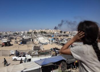 Palestinos desplazados de la ciudad gazatí de Jan Yunis. Foto:  EFE/EPA/HAITHAM IMAD