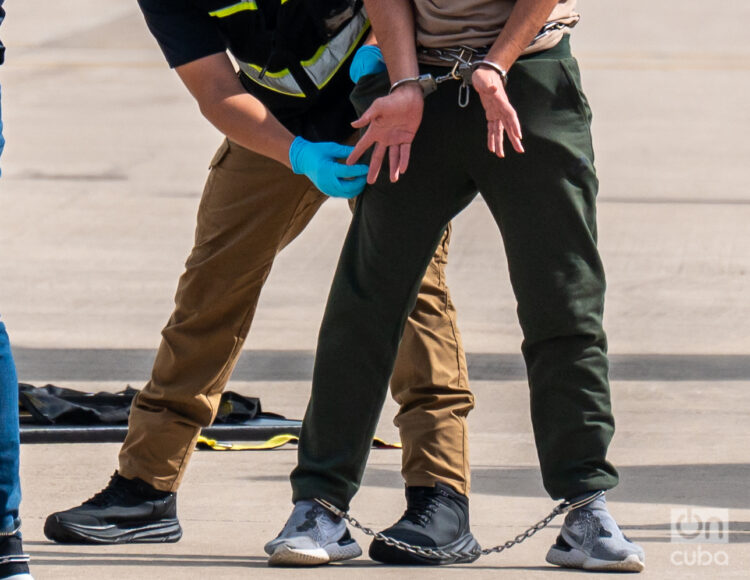 Una persona es revisada por las autoridades de migración en Estados Unidos antes de ser deportada por haber entrado ilegalmente al país por la frontera con México, julio 2024. Foto: Kaloian.