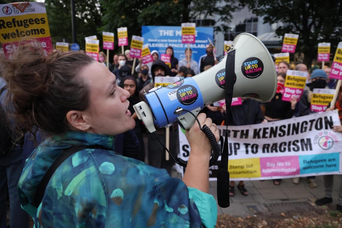 Manifestación de grupos antirracistas en Brentford, oeste de Londres, como contrapartida a las manifestaciones y disturbios xenófobos de la extrema derecha en el Reino Unido. Foto: NEIL HALL / EFE.