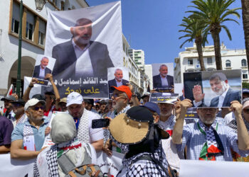 Alrededor de 4 mil personas se manifestaron este sábado en Rabat para protestar contra el asesinato en Teherán del jefe del buró político del movimiento islamista palestino Hamas, Ismail Haniyeh, y para pedir la ruptura de relaciones de Marruecos con Israel. Foto: EFE/ María Traspaderne.