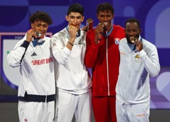 Rafael Alba (segundo de derecha a izquierda) en el podio premiaciones tras ganar la medalla de bronce en el taekwondo de los Juegos Olímpicos de París. Foto: Divyakant Solanki/EFE.