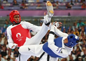 Rafael Alba (rojo) perdió en su segundo combate contra el británico Caden Cunningham (azul), pero avanzó a la discusión de las medallas y ganó un bronce.  Foto: Divyakant Solanki/EFE.