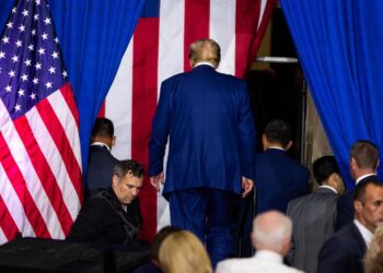 Trump se retira después de hablar en un mitin de campaña en Johnstown, Pensilvania, el 30 de agosto de 2024. Foto: EFE/EPA/JIM LO SCALZO.