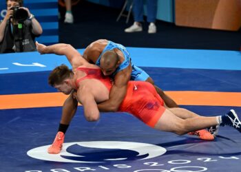 El campeón mundial Gabriel Rosillo (de azul) ha tenido que emplearse a fondo para avanzar a semifinales. Foto: Ricardo López Hevia/Archivo