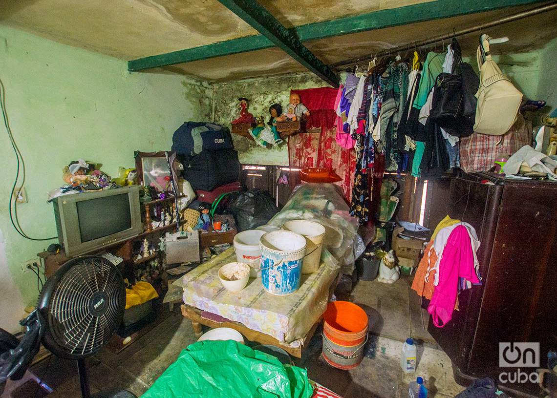 Goteras en un apartamento en  Tejadillo #60, en La Habana Vieja, durante las lluvias de la tormenta Debby. Foto: Otmaro Rodríguez.