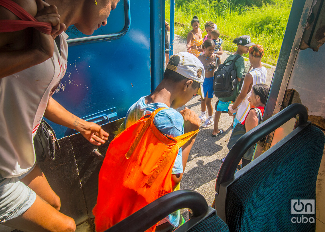 Pasajeros se bajan del tren a las playas del este, al llegar a la estación de ferrocarril de Guanabo. Foto: Otmaro Rodríguez.
