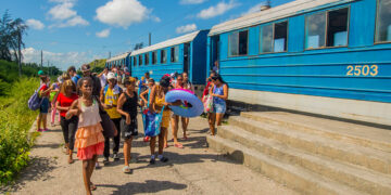 Pasajeros se bajan del tren a las playas del este, al llegar a la estación de ferrocarril de Guanabo. Foto: Otmaro Rodríguez.