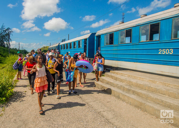 Pasajeros se bajan del tren a las playas del este, al llegar a la estación de ferrocarril de Guanabo. Foto: Otmaro Rodríguez.