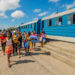 Pasajeros se bajan del tren a las playas del este, al llegar a la estación de ferrocarril de Guanabo. Foto: Otmaro Rodríguez.