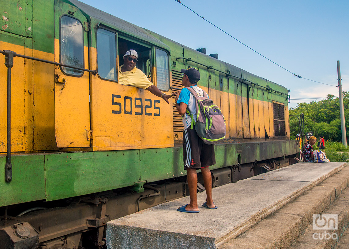 Un pasajero conversa con el maquinista del tren. Foto: Otmaro Rodríguez.