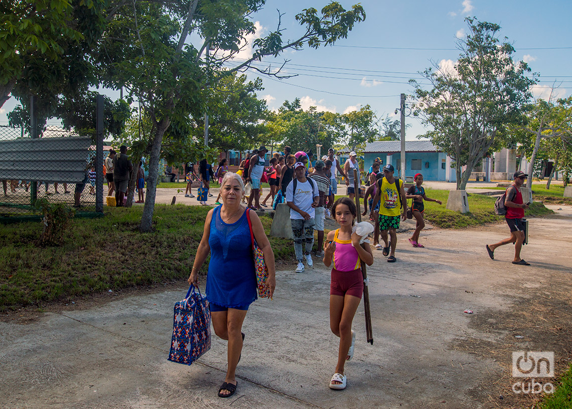 Pasajeros en las afuera de la estación de trenes de Guanabo. Foto: Otmaro Rodríguez.