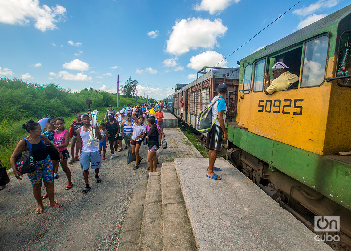 Pasajeros se bajan del tren a las playas del este, al llegar a la estación de ferrocarril de Guanabo. Foto: Otmaro Rodríguez.