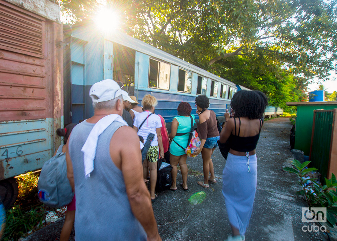 Estación de carga, ubicada en Egido y Arsenal, en La Habana Vieja, punto de salida del tren a las playas del este. Foto: Otmaro Rodríguez.