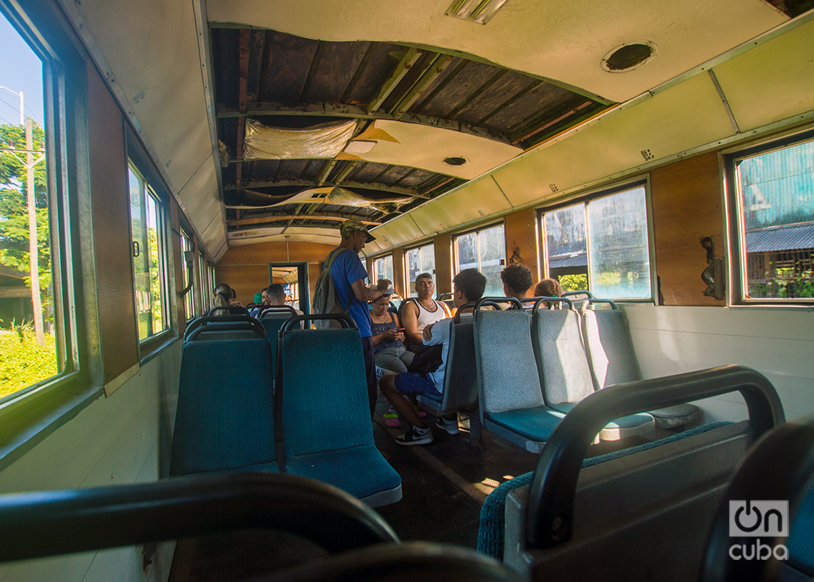Cobrador de pasajes en el tren Habana-Guanabo. Foto: Otmaro Rodríguez.