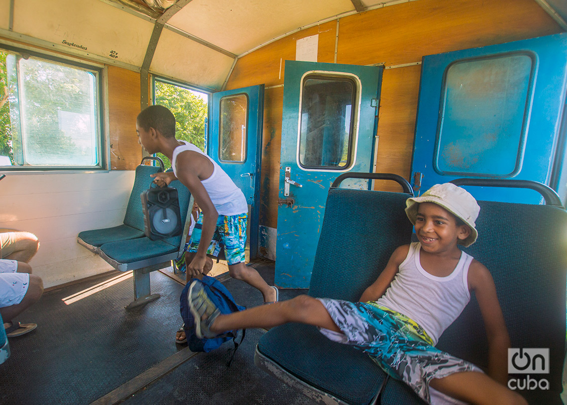 Niños en el tren de las playas del este de La Habana. Foto: Otmaro Rodríguez.