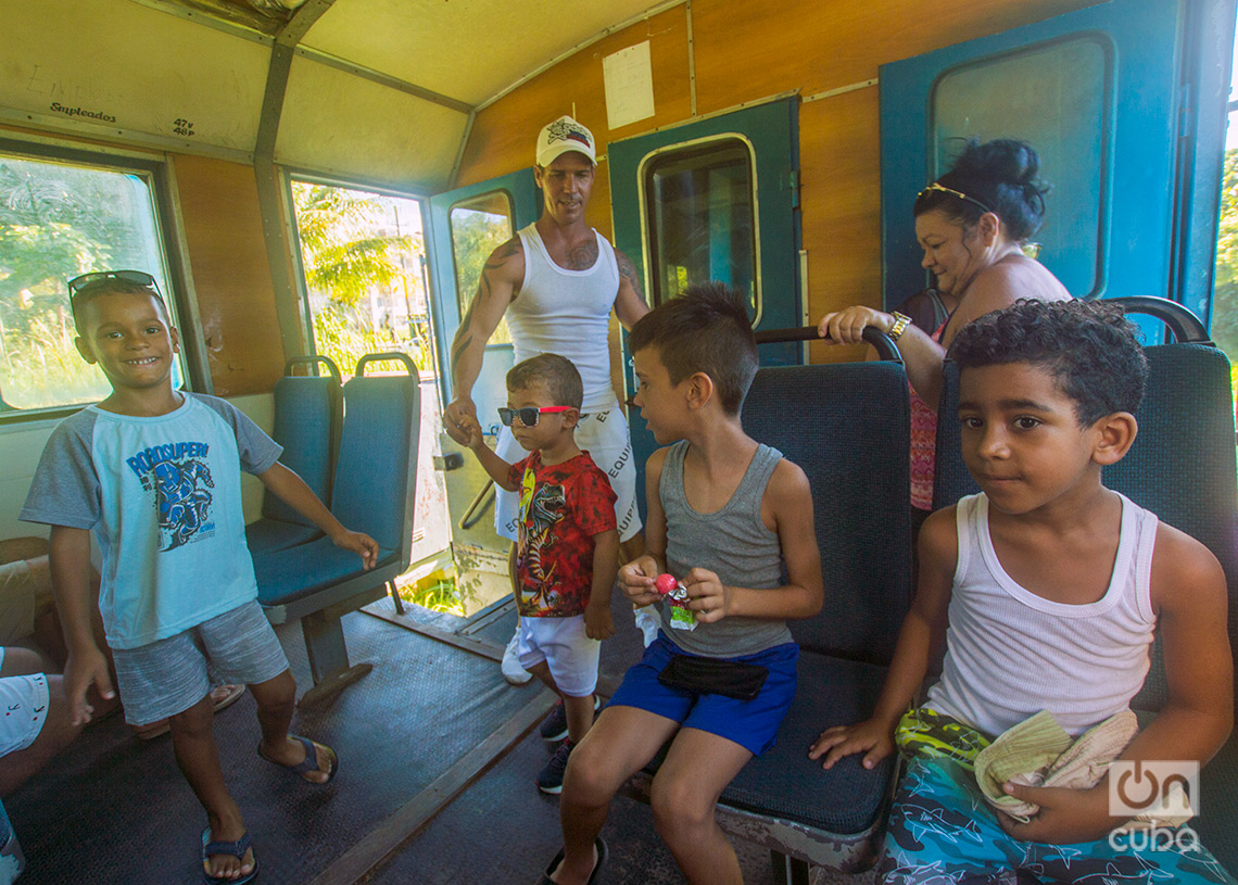 Pasajeros suben al tren en el Reparto Mañana. Foto: Otmaro Rodríguez.