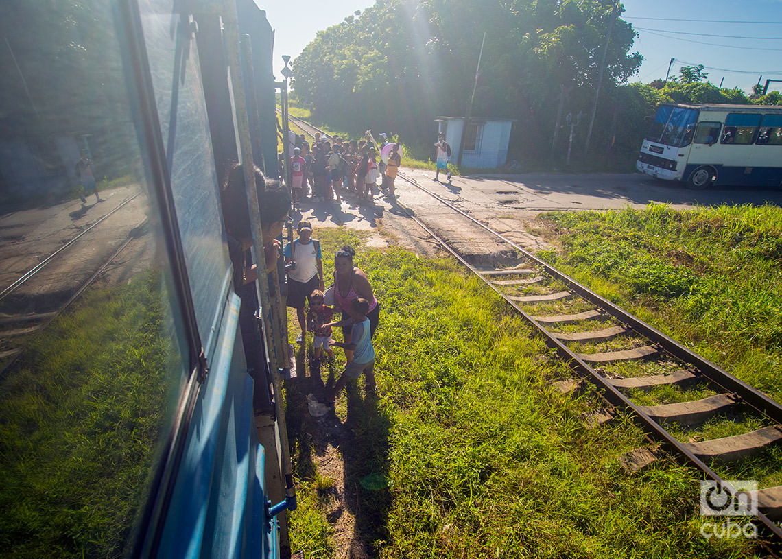 Pasajeros suben al tren en una parada intermedia en el camino a las playas del este Foto: Otmaro Rodríguez.