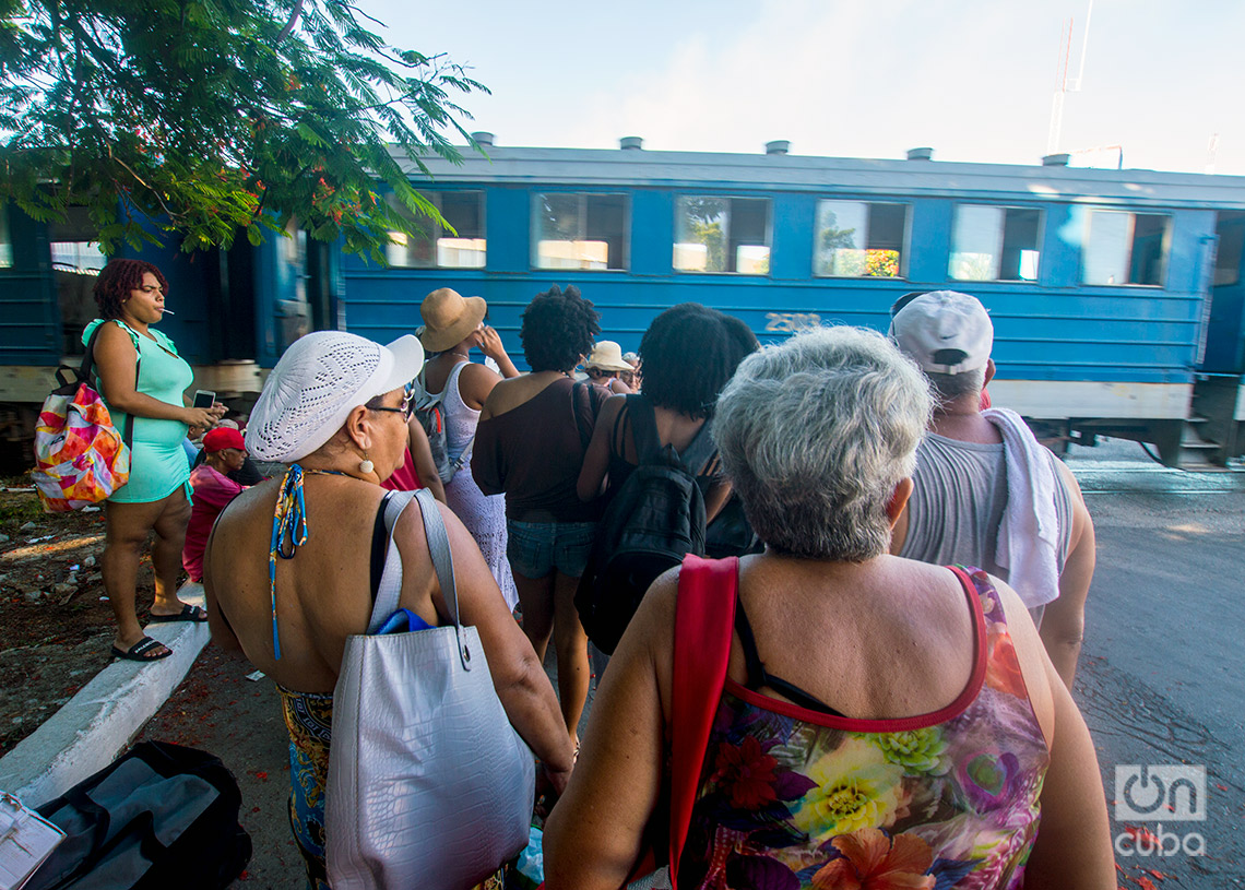 Viajeros en la estación de Egido y Arsenal, en La Habana Vieja, punto de salida del tren a las playas del este. Foto: Otmaro Rodríguez.