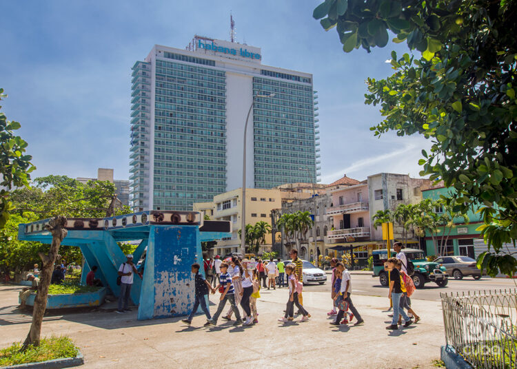 Personas caminan por los alrededores del Coppelia y la calle 23, en el Vedado. Detrás, el Hotel Habana Libre. Foto: Otmaro Rodríguez.